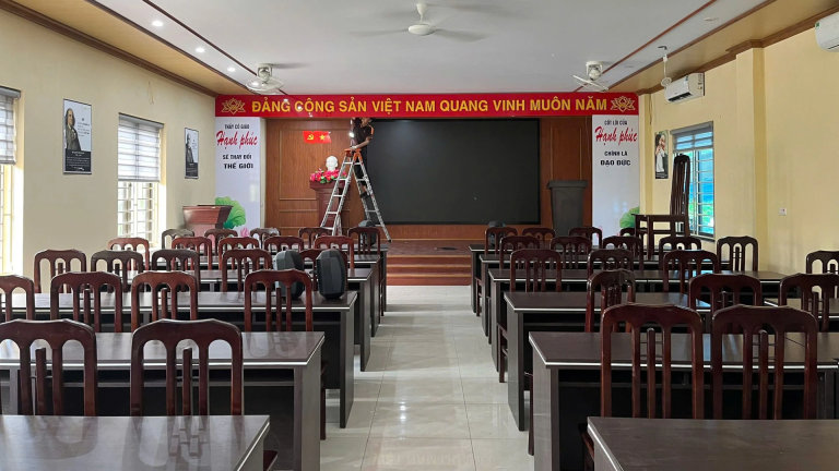 Âm thanh hội trường trường Tiểu học Biên Giang: xử lý trần cao bằng hệ loa treo tường