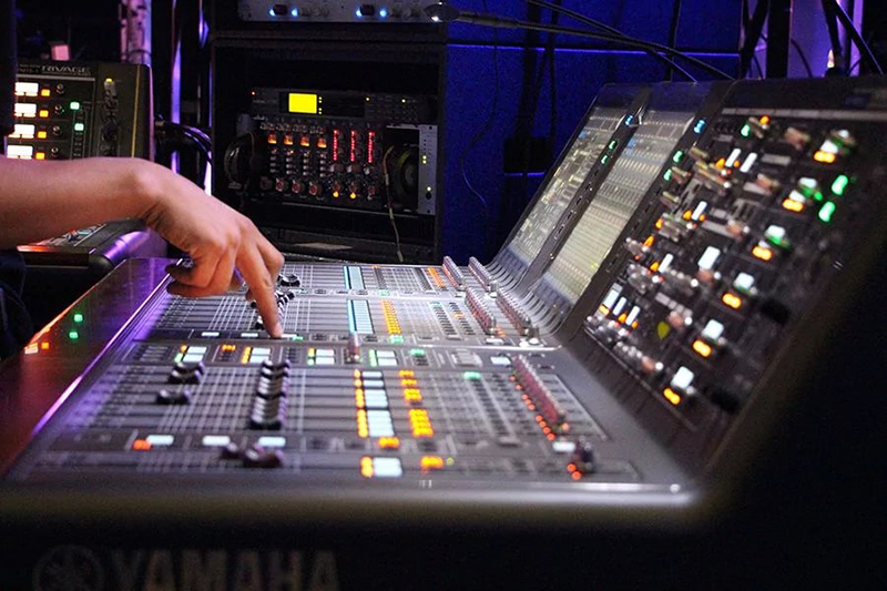Bàn Mixer Yamaha RIVAGE PM10
