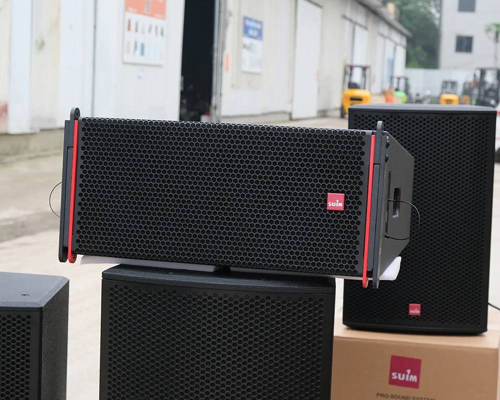Đằng sau tấm ê căng kim loại là 2 củ bass 8 inch và 1 treble 1,75 inch