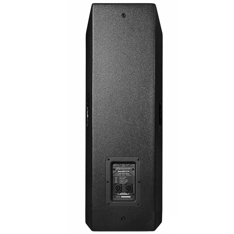 2 cổng Neutrik SpeakOn cho phép kết nối chắc chắn hơn