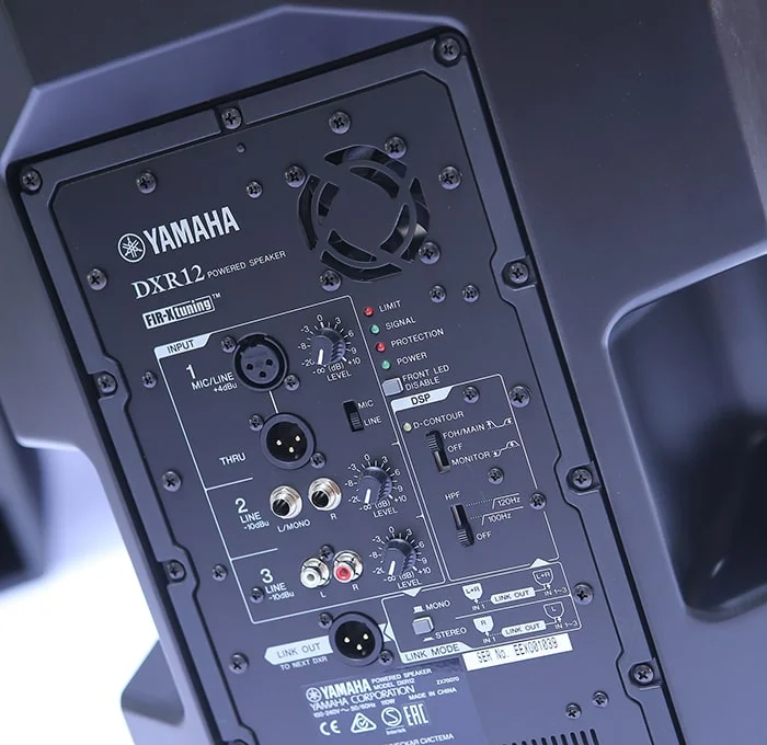 Loa Yamaha DXR12 tích hợp sẵn mixer 3 kênh, cho phép xử lý nhiều nguồn tín hiệu ngay trên loa