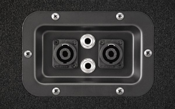 2 cổng Neutrik SpeakOn là nơi kết nối loa với cục đẩy công suất