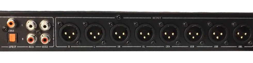 Trang bị 4 cổng micro và 8 cổng XLR mặt sau