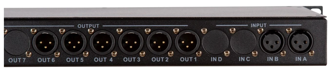 Mặt sau trang bị 2 cổng XLR đầu vào và 6 cổng XLR đầu ra